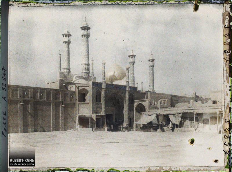 حرم از زاویه میدان آستانه قم