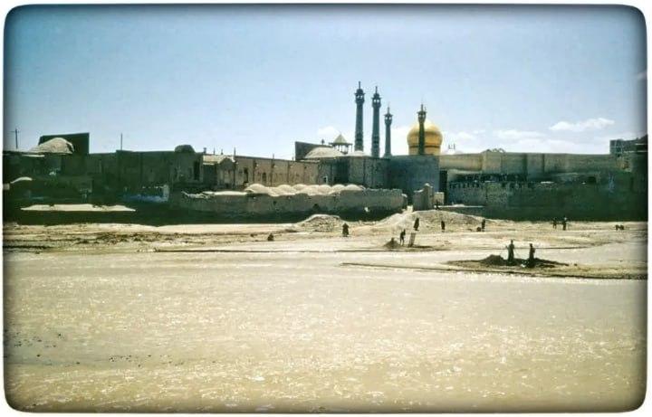 نمایی از حرم در قدیم و در قبل از ساخته شدن مسجد اعظم از آن سوی رودخانه