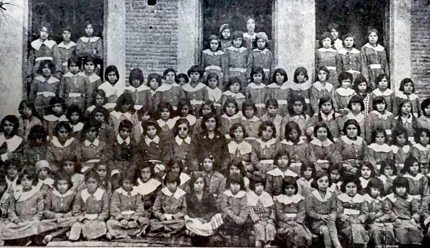 دانش‌آموزان و آموزگاران دبستان قم